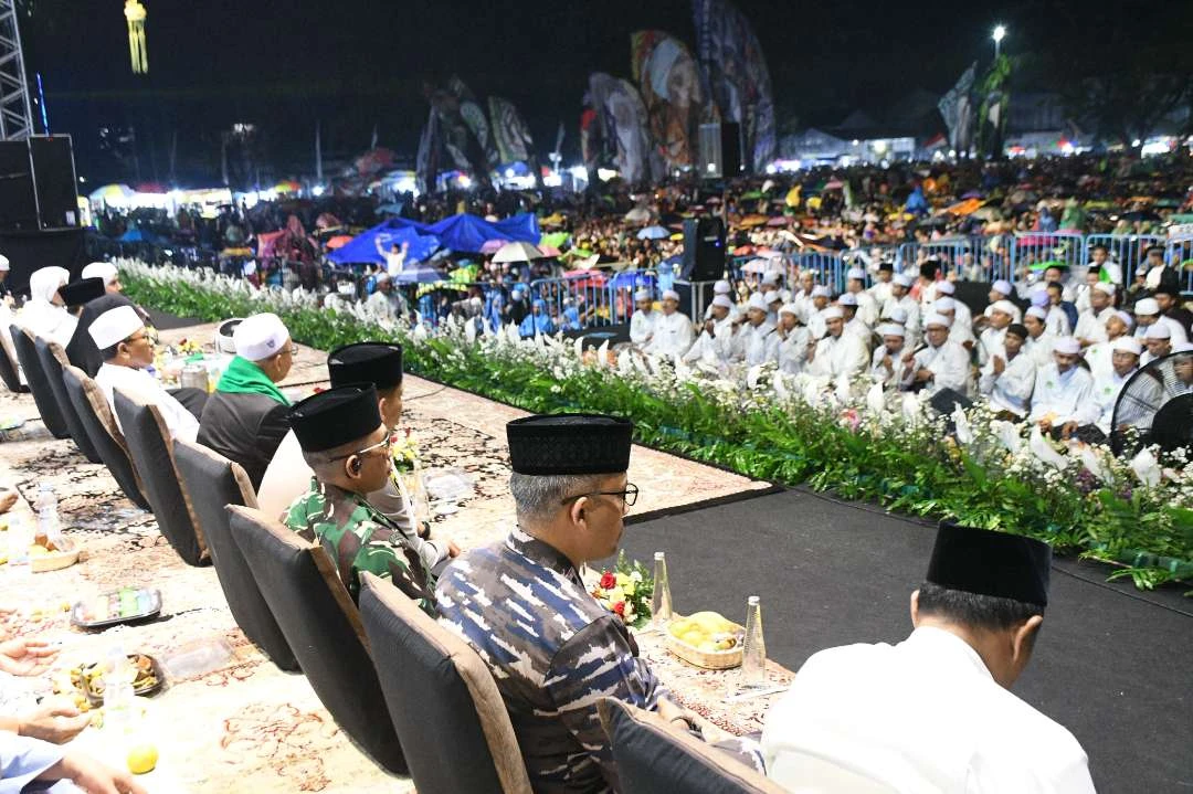 ribuan-warga-banyuwangi-lantunkan-salawat-bersama-habib-syech-di-malam-tahun-baru-2025