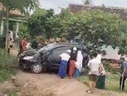 Mobil Minibus Tertabrak KA Probowangi di Perlintasan Tak Terjaga, Beruntung Tak Ada Korban