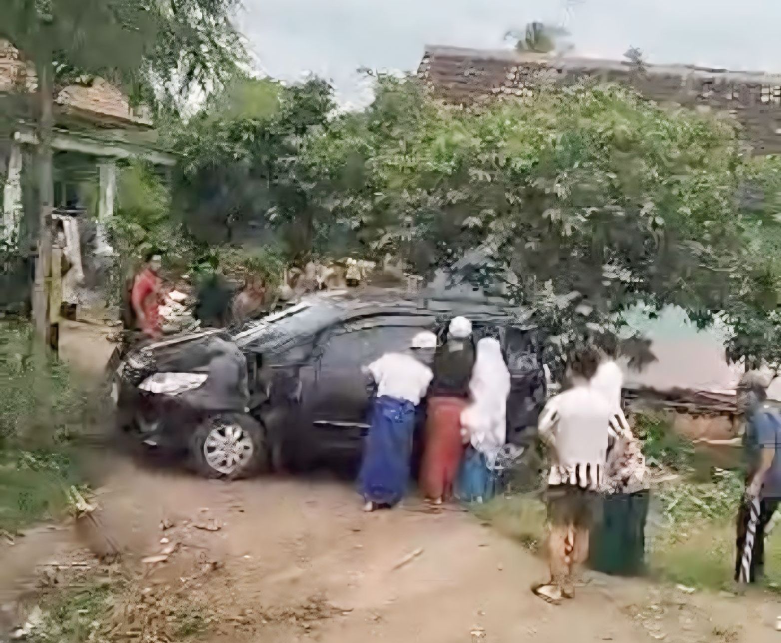 mobil-minibus-tertabrak-ka-probowangi-di-perlintasan-tak-terjaga,-beruntung-tak-ada-korban