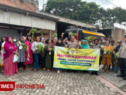 Polisi di Banyuwangi Edukasi Bahaya Judi Online dengan Bagikan Sayur – TIMES Banyuwangi