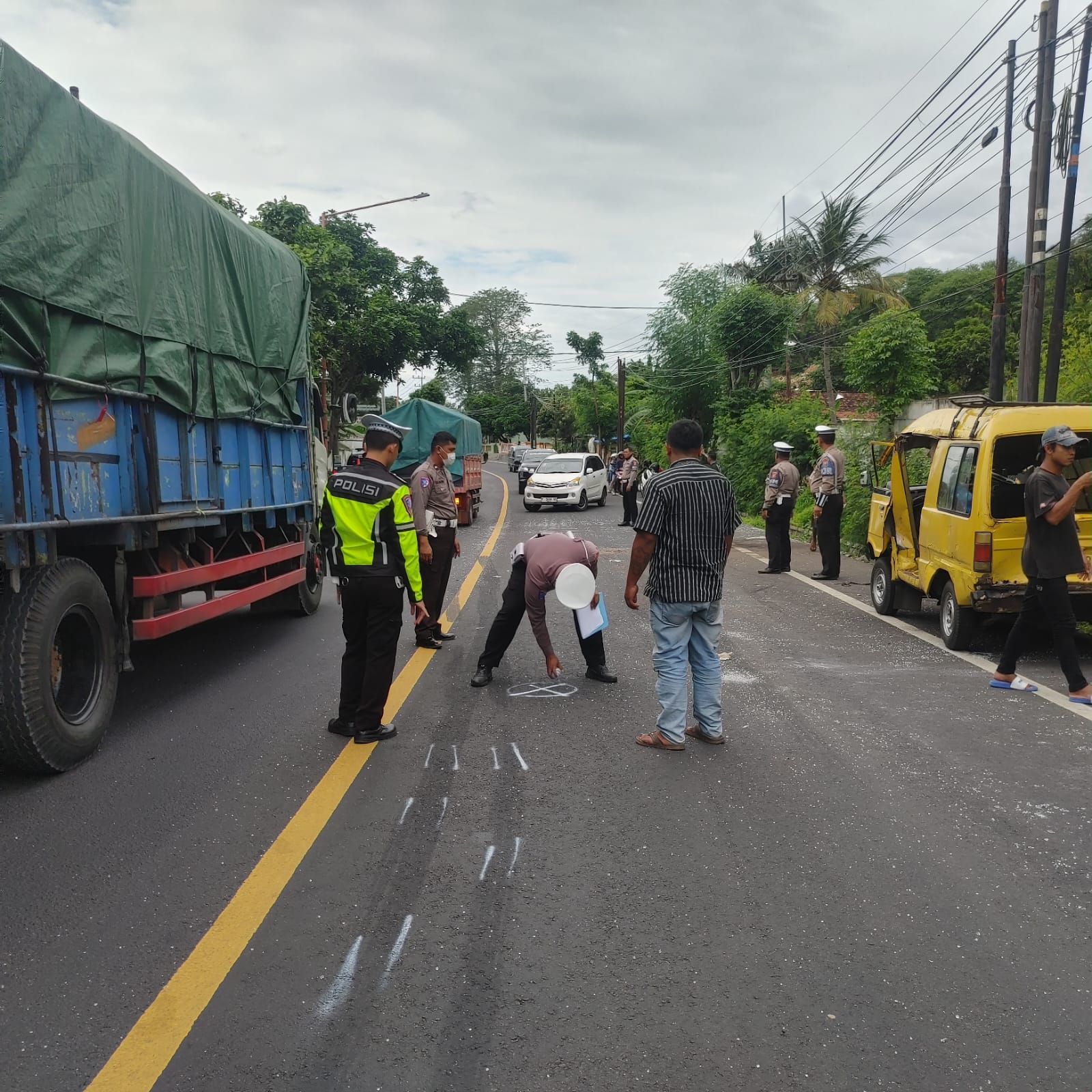 tabrakan-beruntun-di-jalan-raya-banyuwangi-situbondo,-satu-tewas-dan-sejumlah-korban-luka