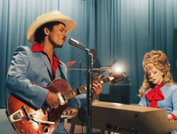 Die With a Smile Bruno Mars ft Lady Gaga bertengger di Puncak Billboard Hot 100 – TIMES Banyuwangi