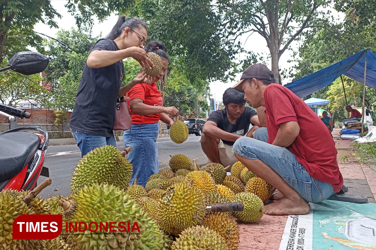 banyuwangi-diserbu-durian-bali,-pedagang-buah-kebanjiran-rezeki-–-times-banyuwangi