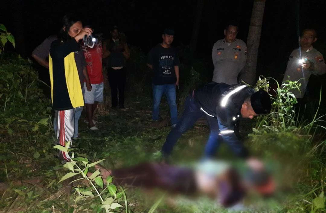 pemanjat-kelapa-ditemukan-tak-bernyawa,-diduga-terjatuh-saat-memanjat