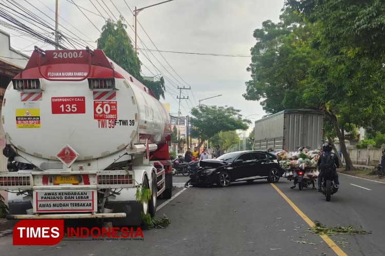 honda-civic-di-banyuwangi-ngacir-usai-tabrak-truk-tangki-pertamina-–-times-banyuwangi