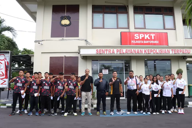kapolresta-banyuwangi-lepas-atlet-bola-voli-u-15-menuju-kejurprov-jawa-timur-di-sidoarjo