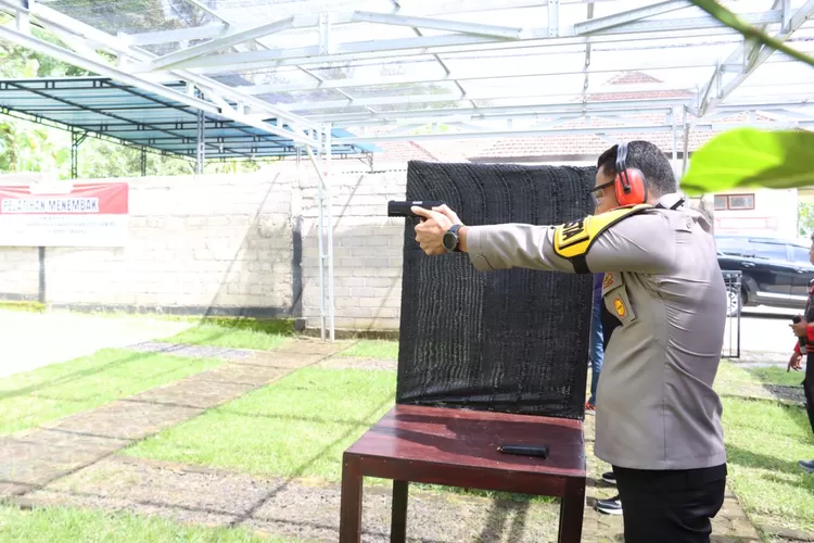 asah-kemampuan,-polresta-banyuwangi-gelar-latihan-menembak
