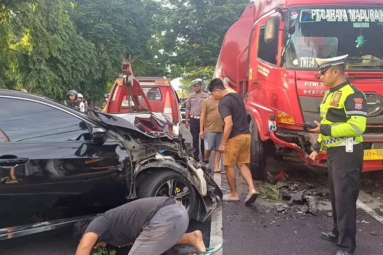 usai-tabrak-truk-tangki-pertamina-di-depan-masjid,-pengendara-honda-civic-plat-dk-menghilang