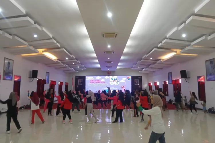seru-dan-menyenangkan,-tk-askara-gelar-fun-zumba-moms-and-kids