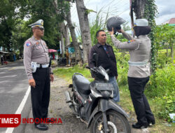 Kejutan Manis dari Polisi, Bagi-bagi Helm Gratis di Jalanan Banyuwangi – TIMES Banyuwangi