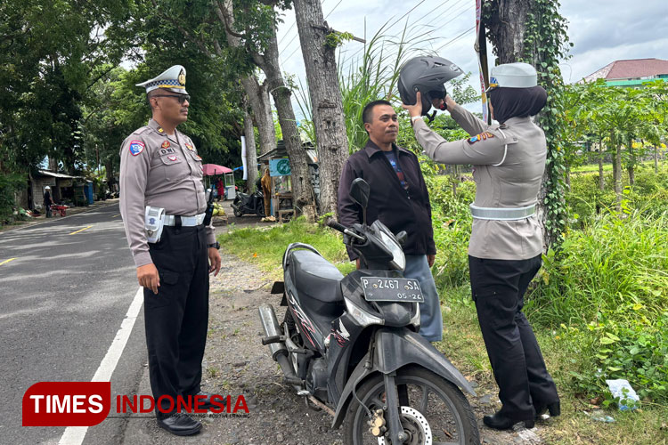 kejutan-manis-dari-polisi,-bagi-bagi-helm-gratis-di-jalanan-banyuwangi-–-times-banyuwangi
