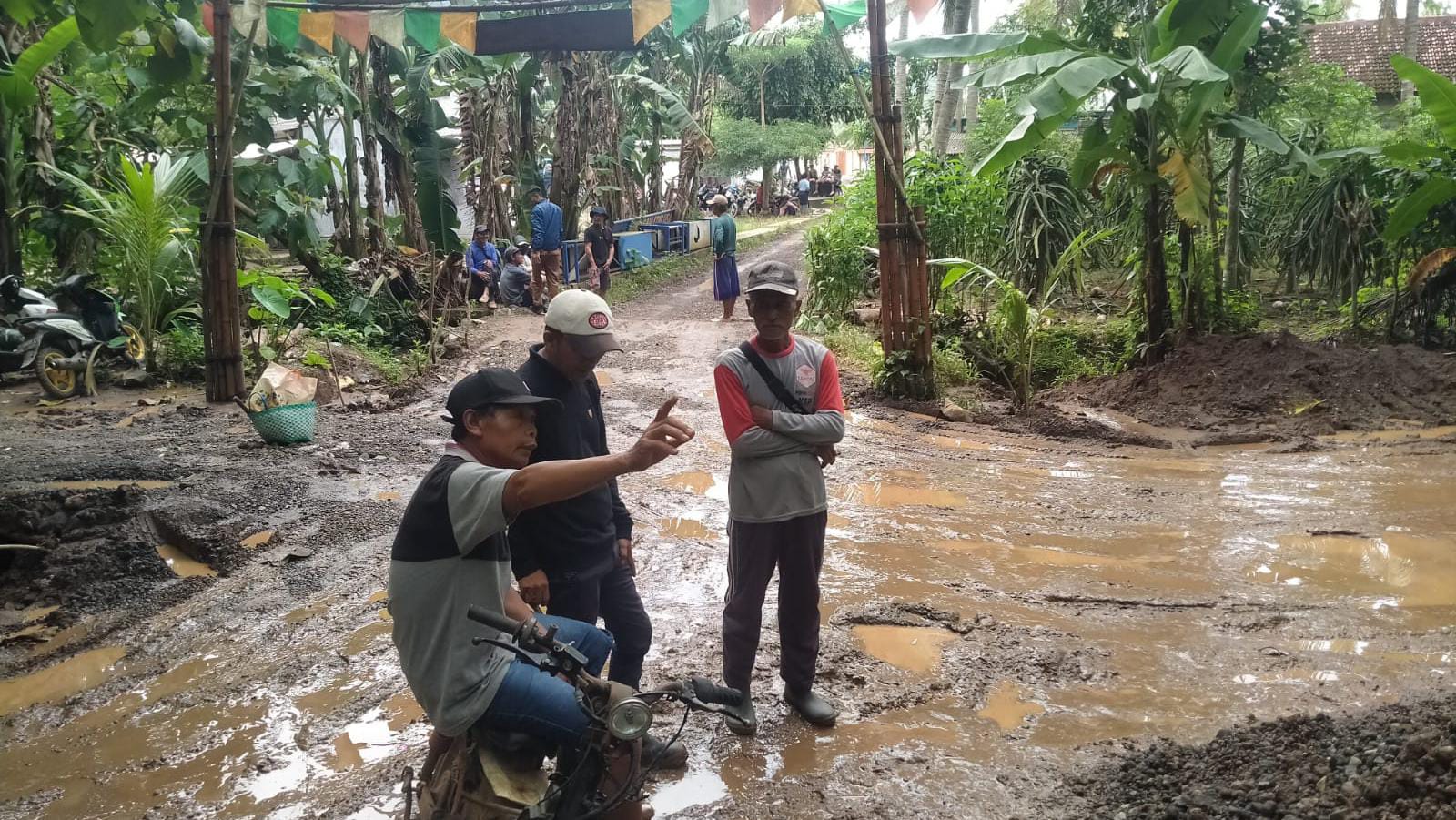 akses-jalan-rusak,-pertanian-di-pesanggaran-minta-pt.-bsi-memperbaiki