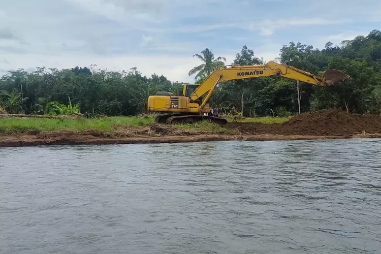 setelah-jalan-putus-akibat-banjir,-jalur-sungai-sukamade-dipindah-–-radar-banyuwangi