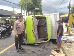 Judul : Alami Laka Tunggal Truk Box Bernopol P 8436 VH Terguling di Kecamatan Gambiran