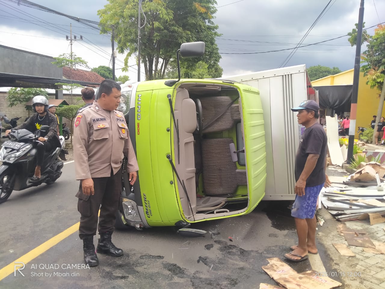 judul-:-alami-laka-tunggal-truk-box-bernopol-p-8436-vh-terguling-di-kecamatan-gambiran