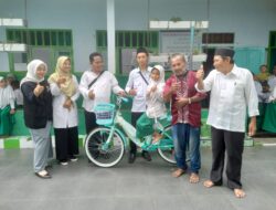UPZ KUA Cluring Berikan Bantuan Sepeda Mini kepada siswi MI – Al Hikmah Tampo.