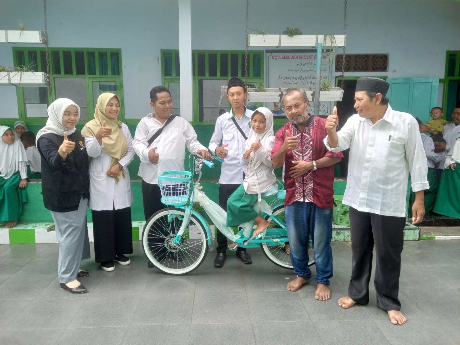 upz-kua-cluring-berikan-bantuan-sepeda-mini-kepada-siswi-mi-–-al-hikmah-tampo.