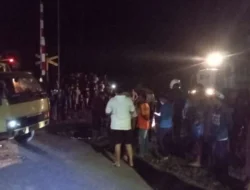 Mogok di Perlintasan, Truk Bermuatan Kayu Ditabrak KA Pandanwangi