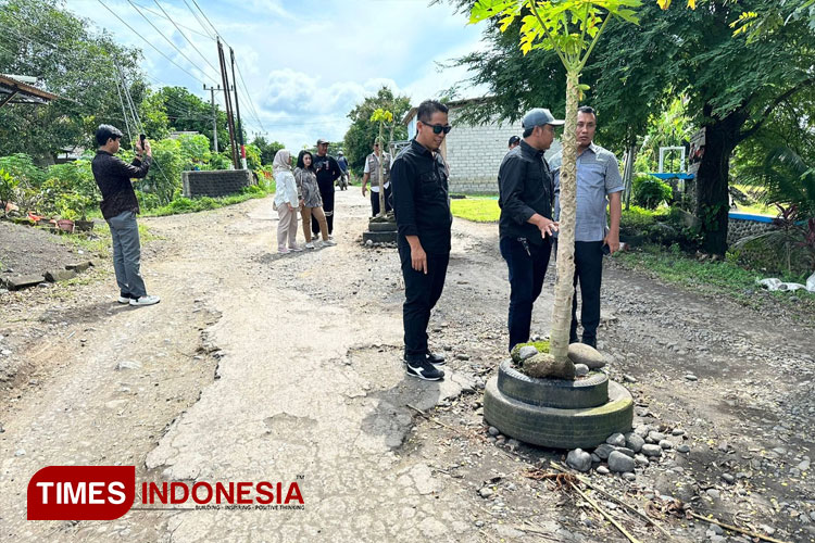 komisi-iv-dprd-kabupaten-banyuwangi-sidak-jalan-rusak-pesanggaran-–-times-banyuwangi