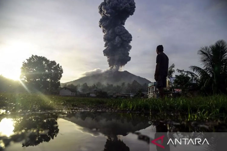 erupsi-gunung-ibu,-bnpb-estimasi-3.000-jiwa-warga-harus-dievakuasi-–-times-banyuwangi