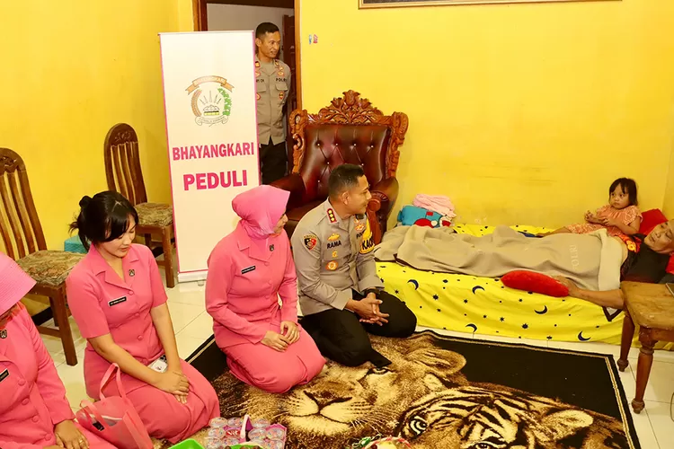 beri-dukungan-moril,-kapolresta-banyuwangi-sambangi-anggota-yang-sakit