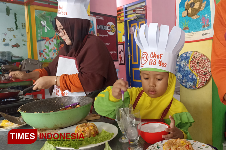 asyiknya-chef-cilik-tk-aisyiyah-2-banyuwangi-masak-bareng-bersama-orang-tua-–-times-banyuwangi