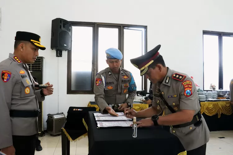 kapolresta-banyuwangi-pimpin-serah-terima-jabatan-wakapolresta,-kabag,-kasat-dan-kapolsek-jajaran