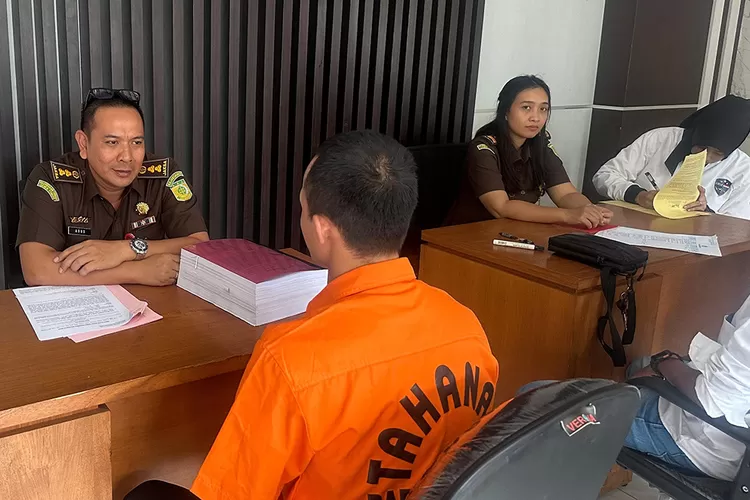 bap-dinyatakan-p21,-guru-honorer-peretas-data-bkn-dititipkan-ke-lapas-banyuwangi