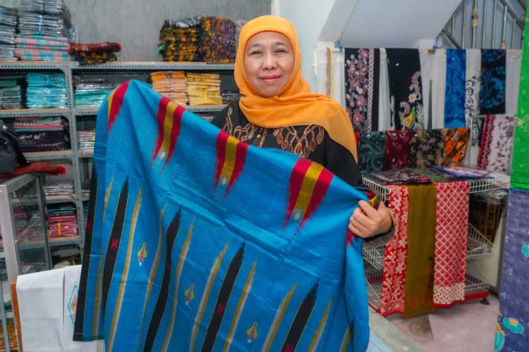 eksis-hingga-generasi-ketiga,-khofifah-puji-tenun-ikat-parengan-lamongan-–-times-banyuwangi