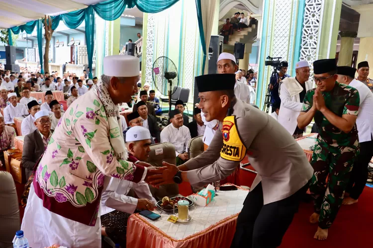 kapolresta-banyuwangi-hadiri-haul-masyayikh-di-ponpes-darussalam-blokagung-banyuwangi
