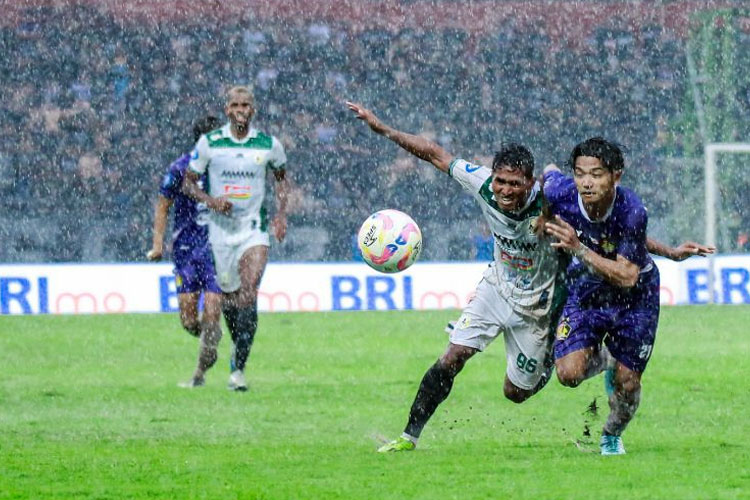 diguyur-hujan-deras,-persik-kediri-amankan-satu-poin-di-kandang-vs-pss-sleman-–-times-banyuwangi
