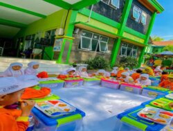 KB/TK IT Al Qomar Siapkan Seluruh Siswa Ikut Lomba Kolase Koran