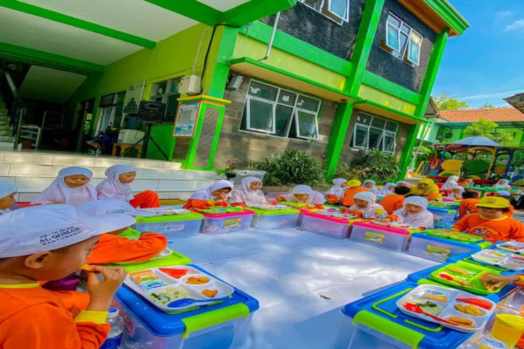 kb/tk-it-al-qomar-siapkan-seluruh-siswa-ikut-lomba-kolase-koran