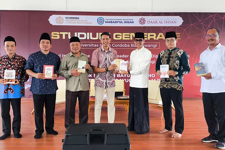 direktur-jp-raba-hibah-9-buku-karyanya-ke-ui-cordoba-tegalsari-banyuwangi-–-radar-banyuwangi