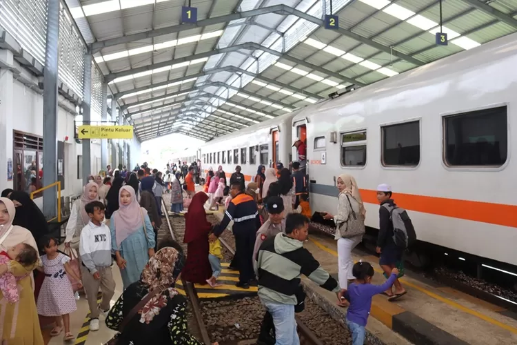 gangguan-lokomotif,-perjalanan-ka-pandanwangi-sempat-terhambat-di-stasiun-kalisetail-banyuwangi