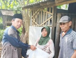 ASN Berbagi, Kepala SMPN 1 Banyuwangi Bagikan Paket Sembako Pada Warga Sumberrejo