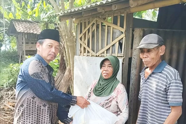 asn-berbagi,-kepala-smpn-1-banyuwangi-bagikan-paket-sembako-pada-warga-sumberrejo