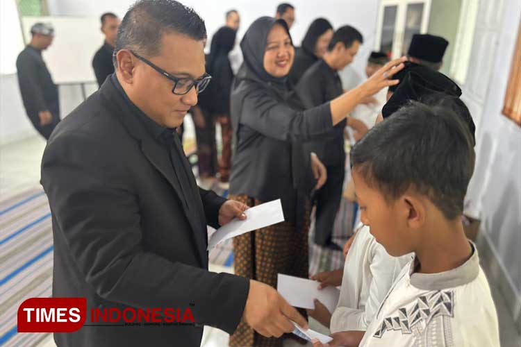 aston-banyuwangi-hotel-bagikan-santunan-untuk-anak-yatim-piatu-–-times-banyuwangi