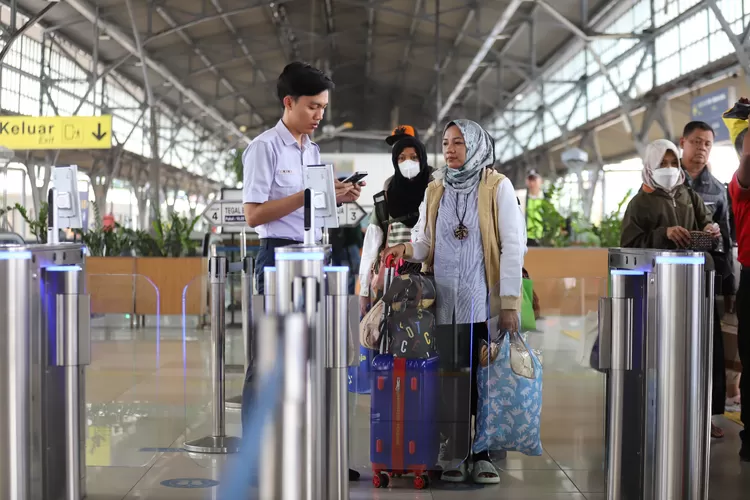 hari-kedua-masa-libur-panjang-isra-miraj-dan-imlek,-okupansi-penumpang-kereta-api-117-persen