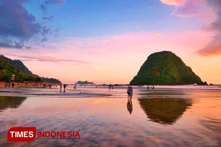 libur-tahun-baru-imlek,-pantai-pulau-merah-banyuwangi-kembali-diserbu-wisatawan-–-times-banyuwangi