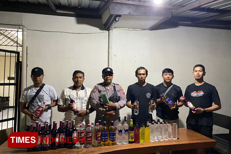 polisi-sita-puluhan-botol-miras-ilegal-dari-toko-sembako-di-banyuwangi-–-times-banyuwangi