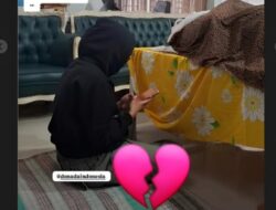 Potret Haru Denada Duduk di Samping Jenazah Emilia Contessa