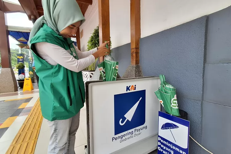 cuaca-hujan,-kai-sediakan-pengering-payung-di-sejumlah-stasiun-utama