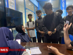 Bagi Tiket Gratis Laga Persewangi, Kantor Demokrat Banyuwangi Diserbu Suporter – TIMES Banyuwangi