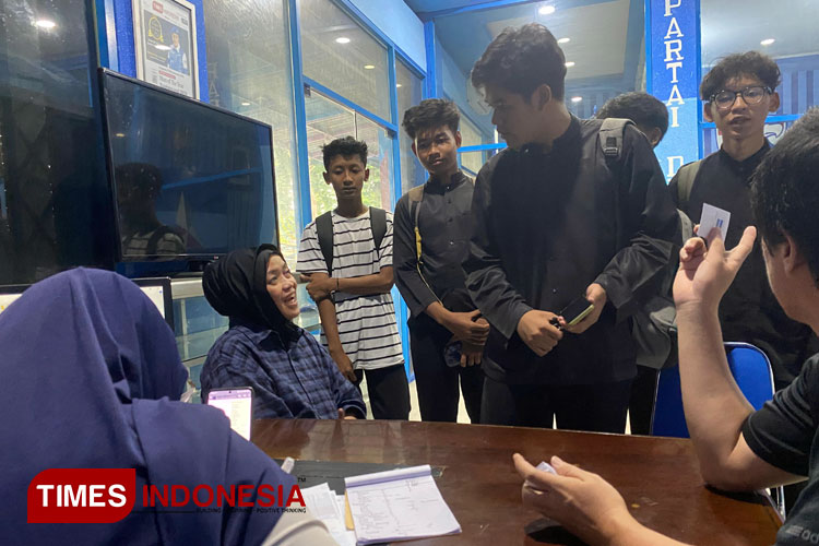 bagi-tiket-gratis-laga-persewangi,-kantor-demokrat-banyuwangi-diserbu-suporter-–-times-banyuwangi