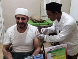 Sayyid Ibrahim bin Amin Muhammad Adzhuhaibi Al-Jailani Vaksin di Klinik Firdaus, Banyuwangi