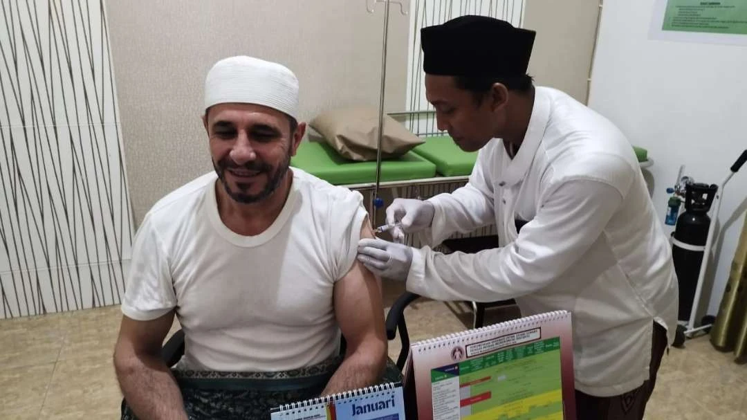 sayyid-ibrahim-bin-amin-muhammad-adzhuhaibi-al-jailani-vaksin-di-klinik-firdaus,-banyuwangi