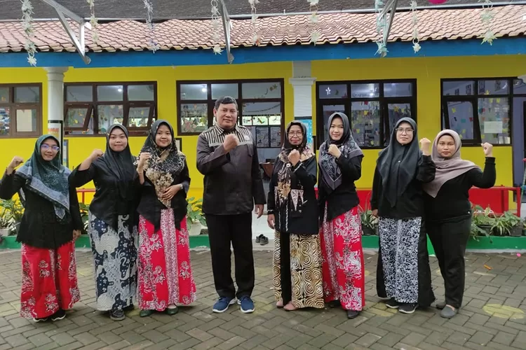 tk-tunas-kencana-wongsorejo-daftarkan-semua-siswa-ikuti-lomba-kolase-koran-radar-banyuwangi