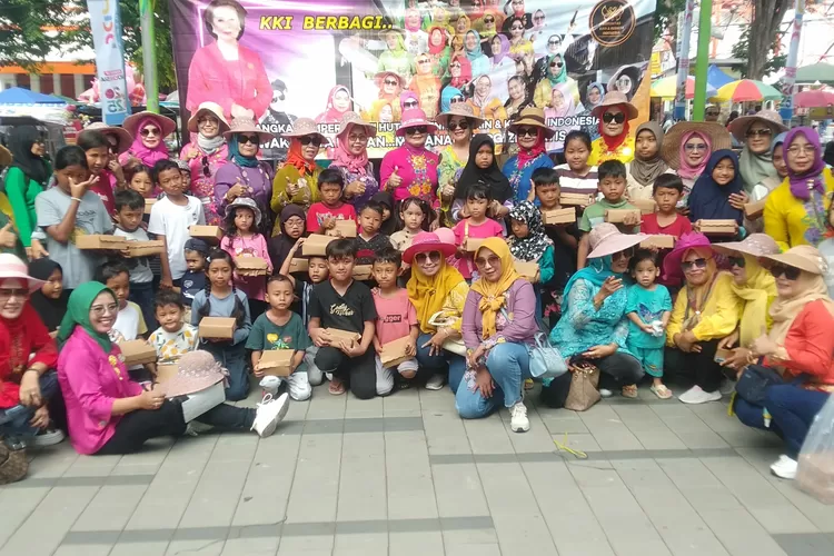 dukung-program-makan-bergizi,-kki-banyuwangi-bagikan-ratusan-nasi-kotak