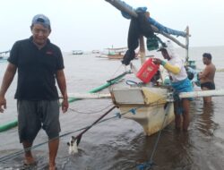 Nelayan Pesisir Wongsorejo Tak Berani Melaut Karena Angin Kencang